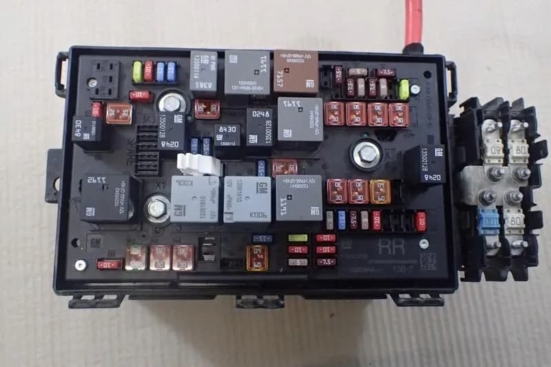 Gdzie są bezpieczniki w Astra J? Odkryj lokalizacje i porady