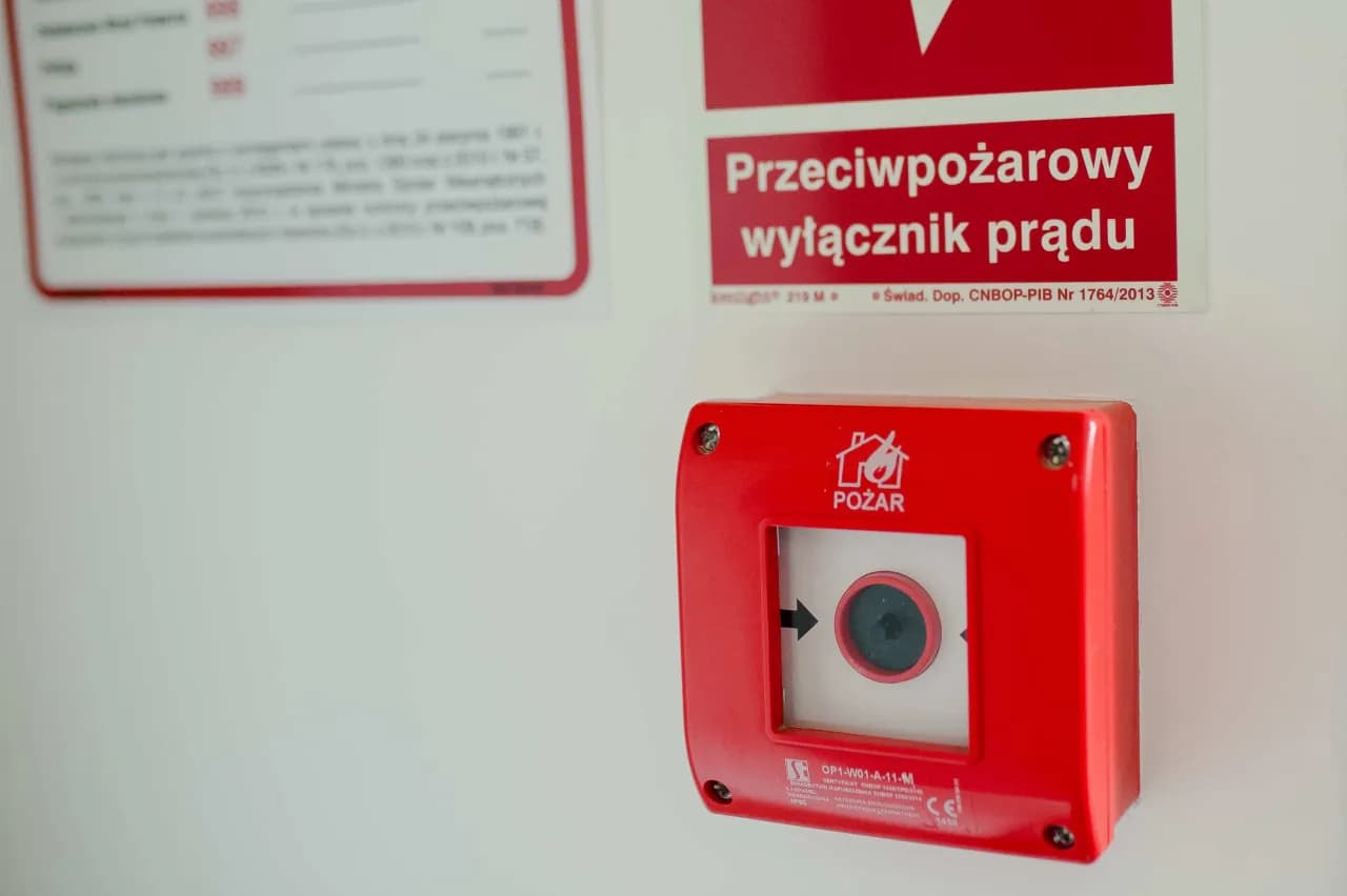 Kiedy wymagany jest przeciwpożarowy wyłącznik prądu w budynkach?